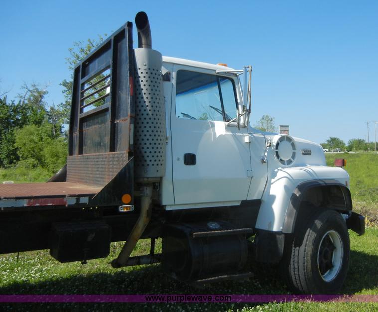 image for item 2356 1992 Ford LT8000 flatbed semi truck