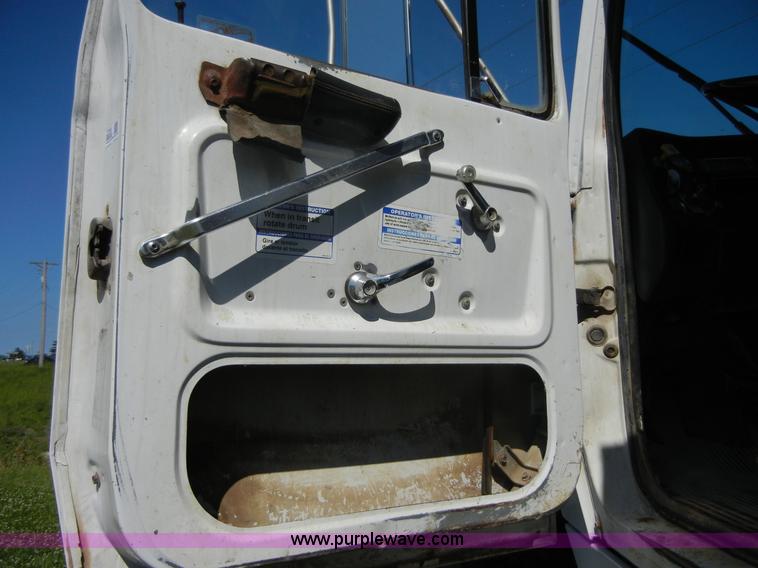 image for item 2356 1992 Ford LT8000 flatbed semi truck