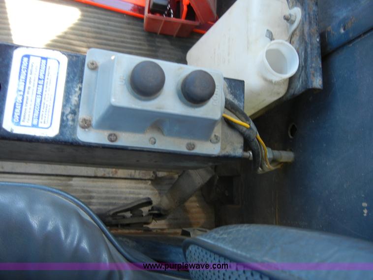 image for item 2356 1992 Ford LT8000 flatbed semi truck