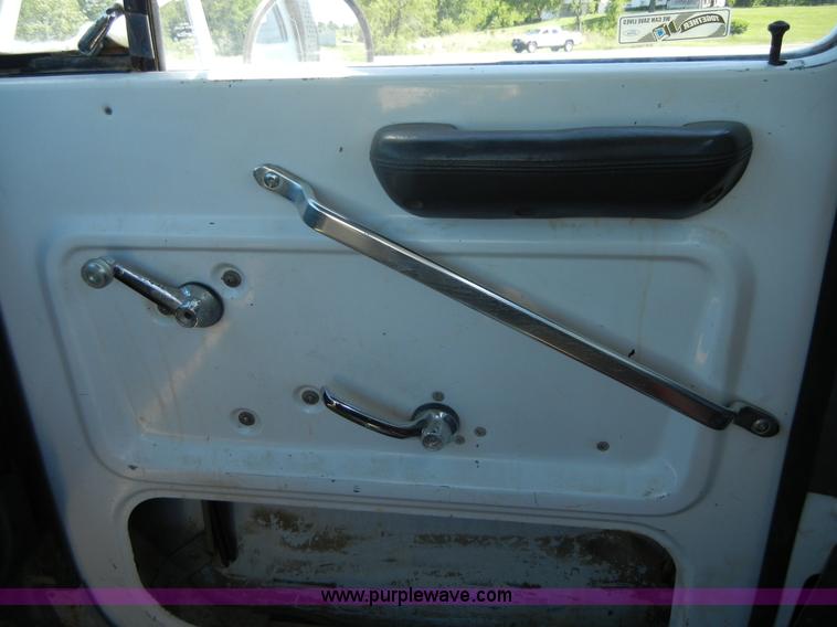 image for item 2356 1992 Ford LT8000 flatbed semi truck