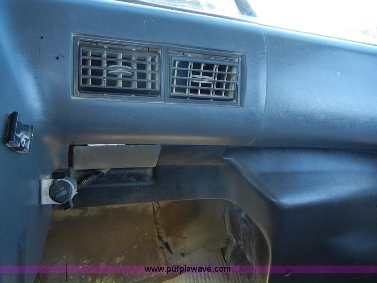 image for item 2356 1992 Ford LT8000 flatbed semi truck