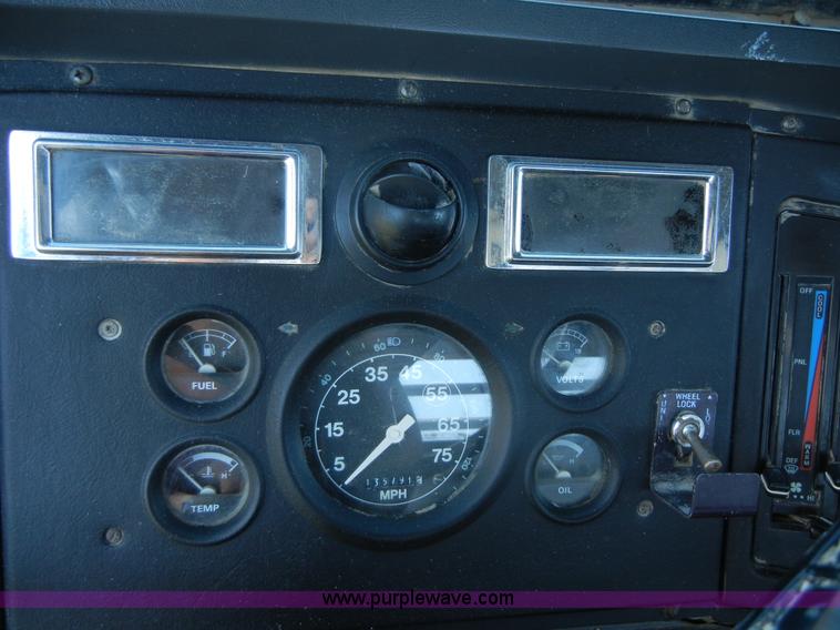 image for item 2356 1992 Ford LT8000 flatbed semi truck