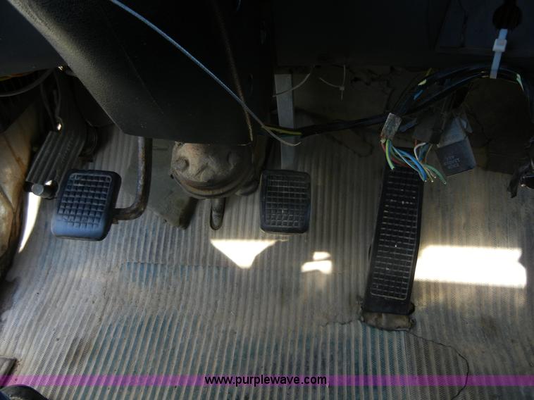 image for item 2356 1992 Ford LT8000 flatbed semi truck