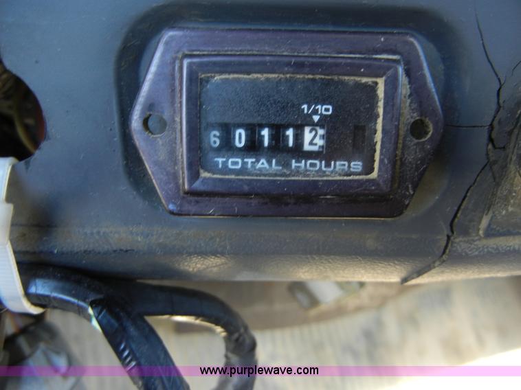 image for item 2356 1992 Ford LT8000 flatbed semi truck