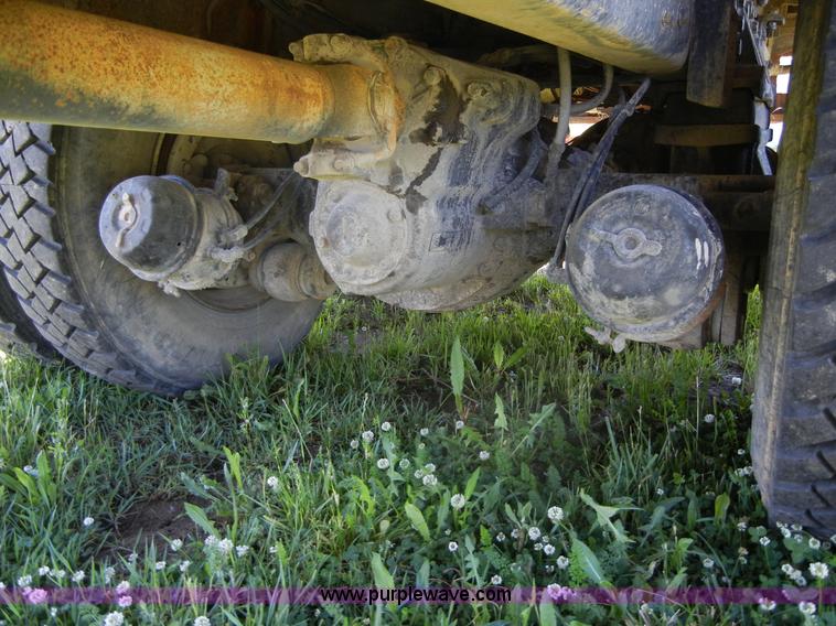 image for item 2356 1992 Ford LT8000 flatbed semi truck