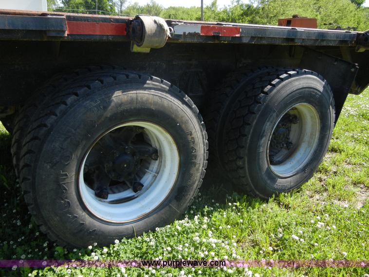 image for item 2356 1992 Ford LT8000 flatbed semi truck