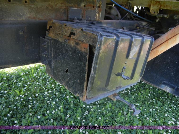 image for item 2356 1992 Ford LT8000 flatbed semi truck