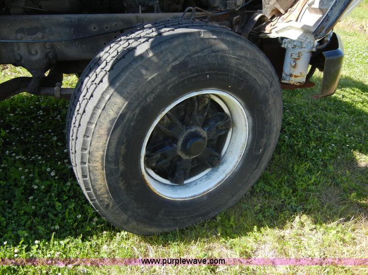 image for item 2356 1992 Ford LT8000 flatbed semi truck