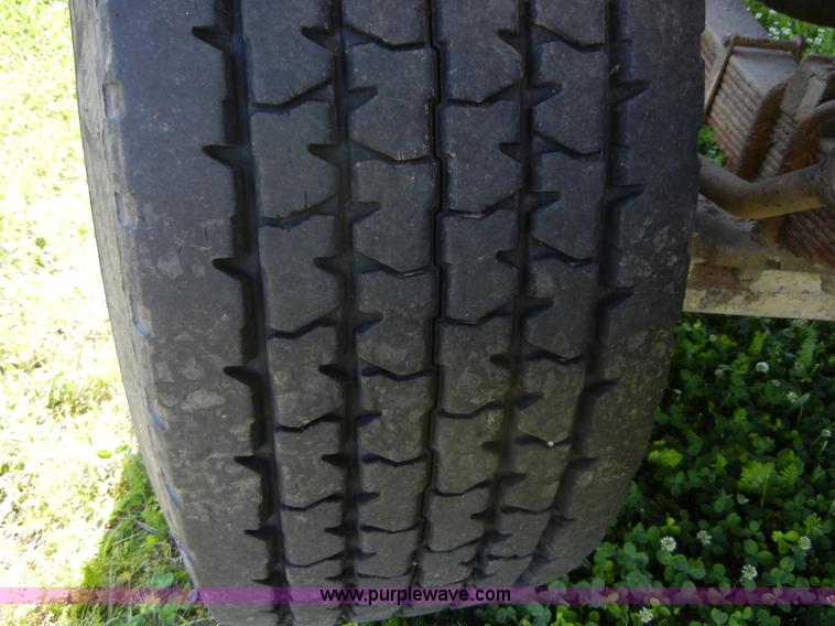 image for item 2356 1992 Ford LT8000 flatbed semi truck