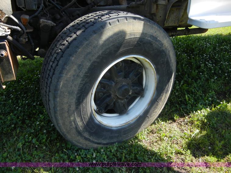 image for item 2356 1992 Ford LT8000 flatbed semi truck