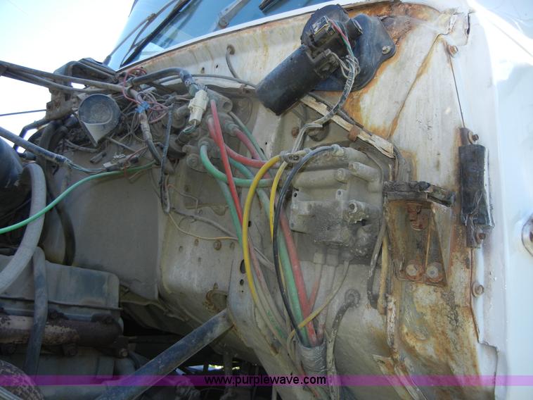 image for item 2356 1992 Ford LT8000 flatbed semi truck