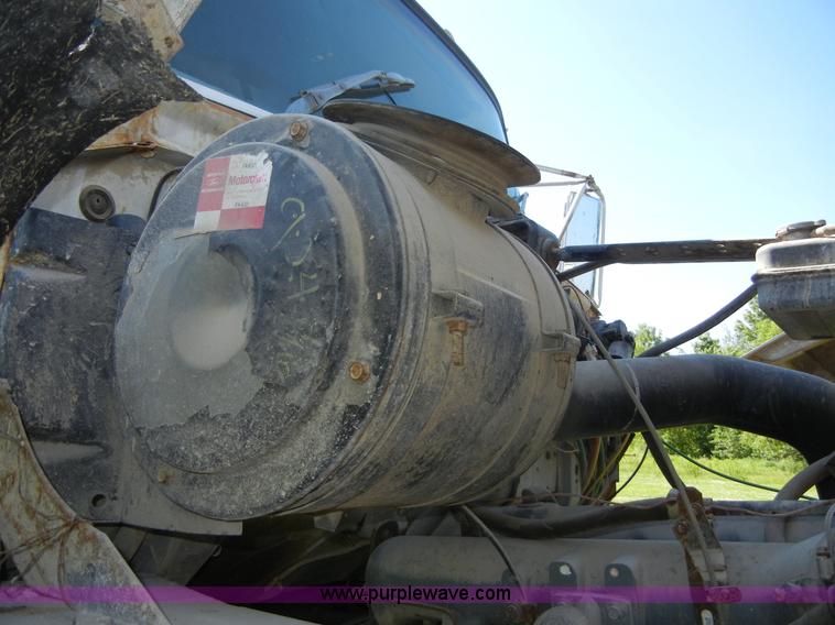 image for item 2356 1992 Ford LT8000 flatbed semi truck