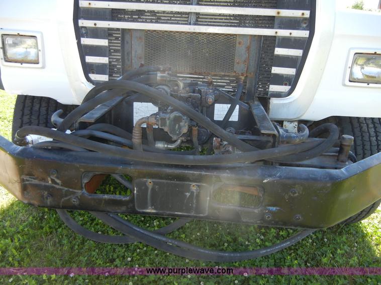 image for item 2356 1992 Ford LT8000 flatbed semi truck