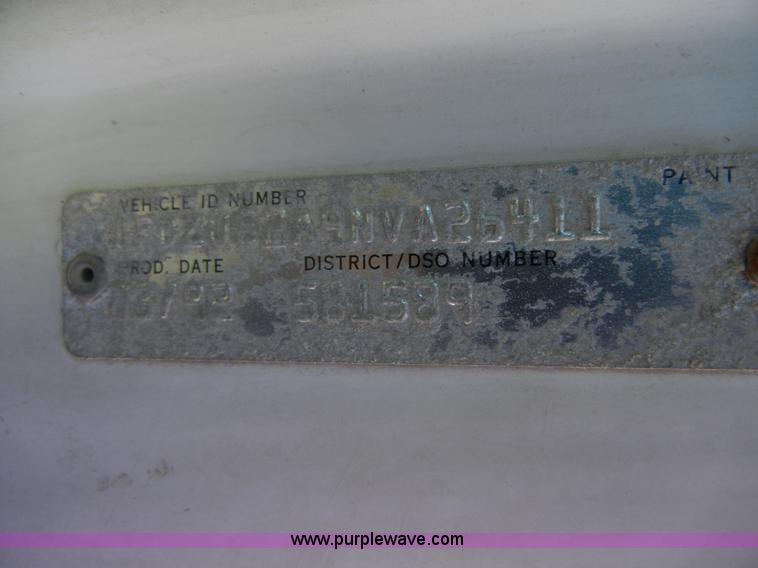 image for item 2356 1992 Ford LT8000 flatbed semi truck