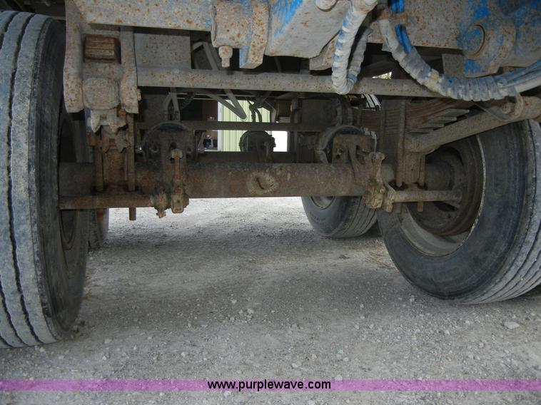 image for item 2358 1990 Mate 26' dump trailer