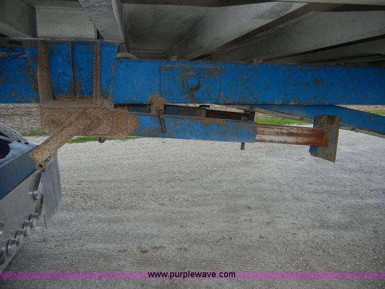 image for item 2358 1990 Mate 26' dump trailer