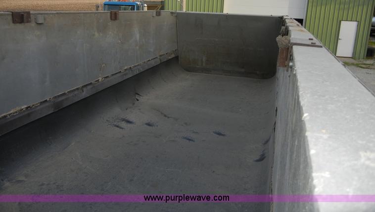 image for item 2358 1990 Mate 26' dump trailer