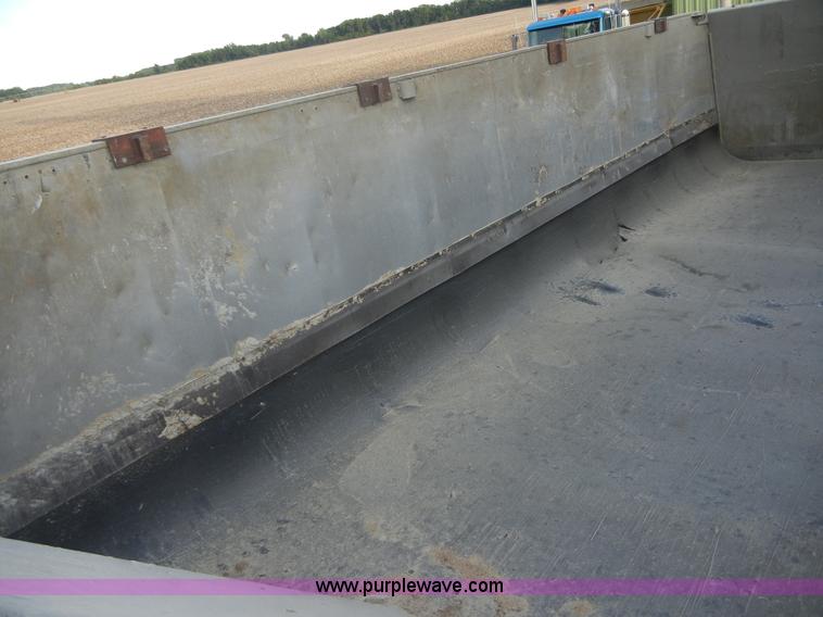 image for item 2358 1990 Mate 26' dump trailer