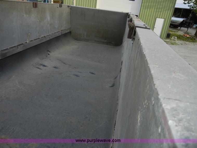 image for item 2358 1990 Mate 26' dump trailer