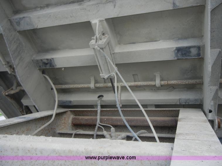 image for item 2358 1990 Mate 26' dump trailer