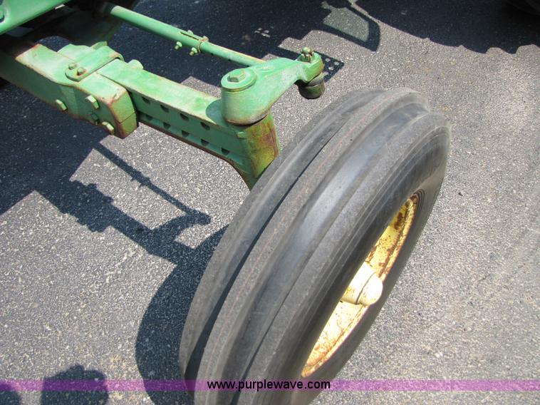 image for item 3447 1981 John Deere 4040 tractor