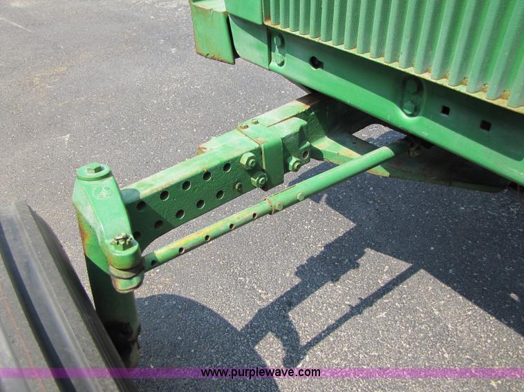 image for item 3447 1981 John Deere 4040 tractor