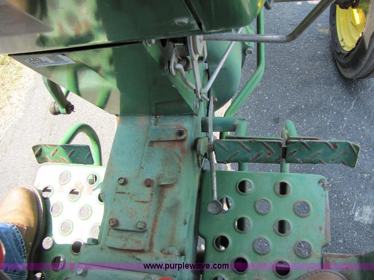 image for item 3449 1984 John Deere 1050 tractor