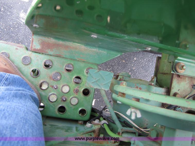 image for item 3449 1984 John Deere 1050 tractor