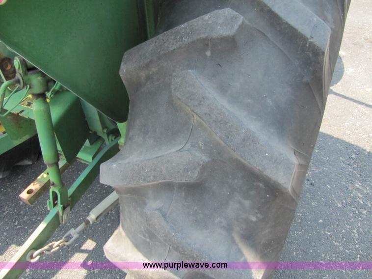 image for item 3449 1984 John Deere 1050 tractor