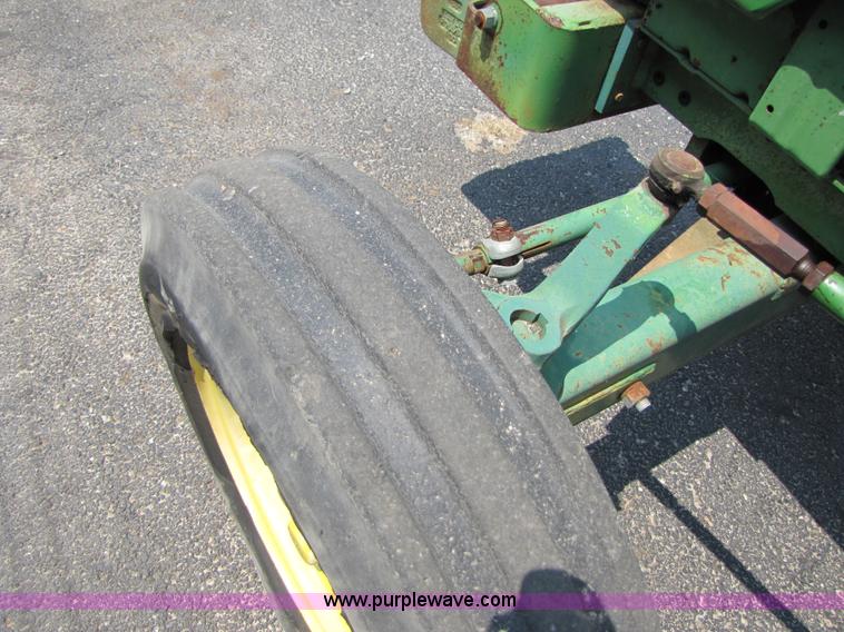 image for item 3449 1984 John Deere 1050 tractor