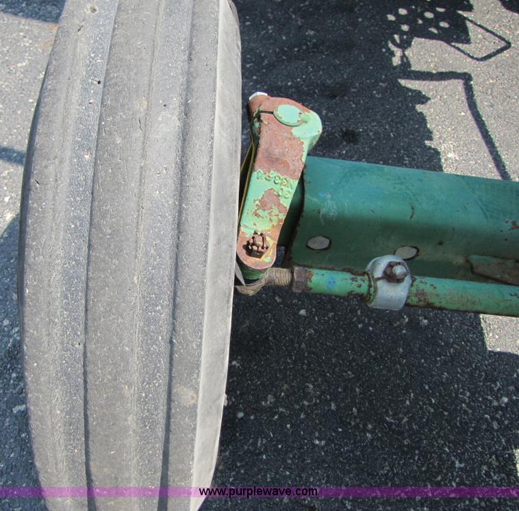 image for item 3449 1984 John Deere 1050 tractor