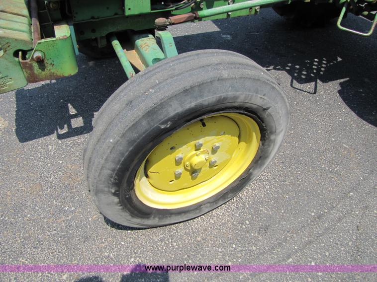 image for item 3449 1984 John Deere 1050 tractor