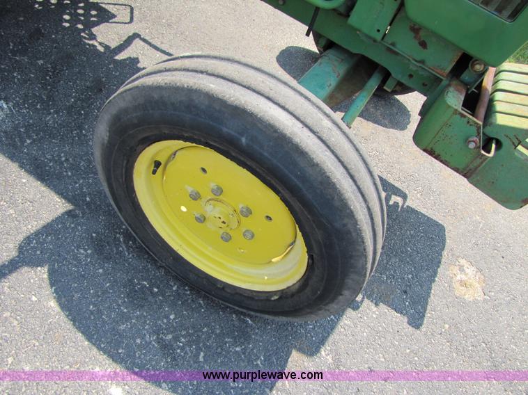 image for item 3449 1984 John Deere 1050 tractor