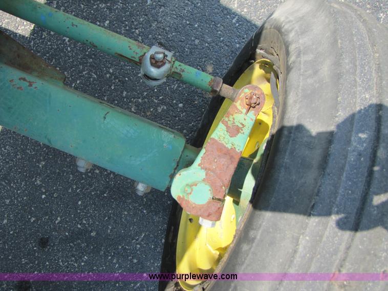 image for item 3449 1984 John Deere 1050 tractor