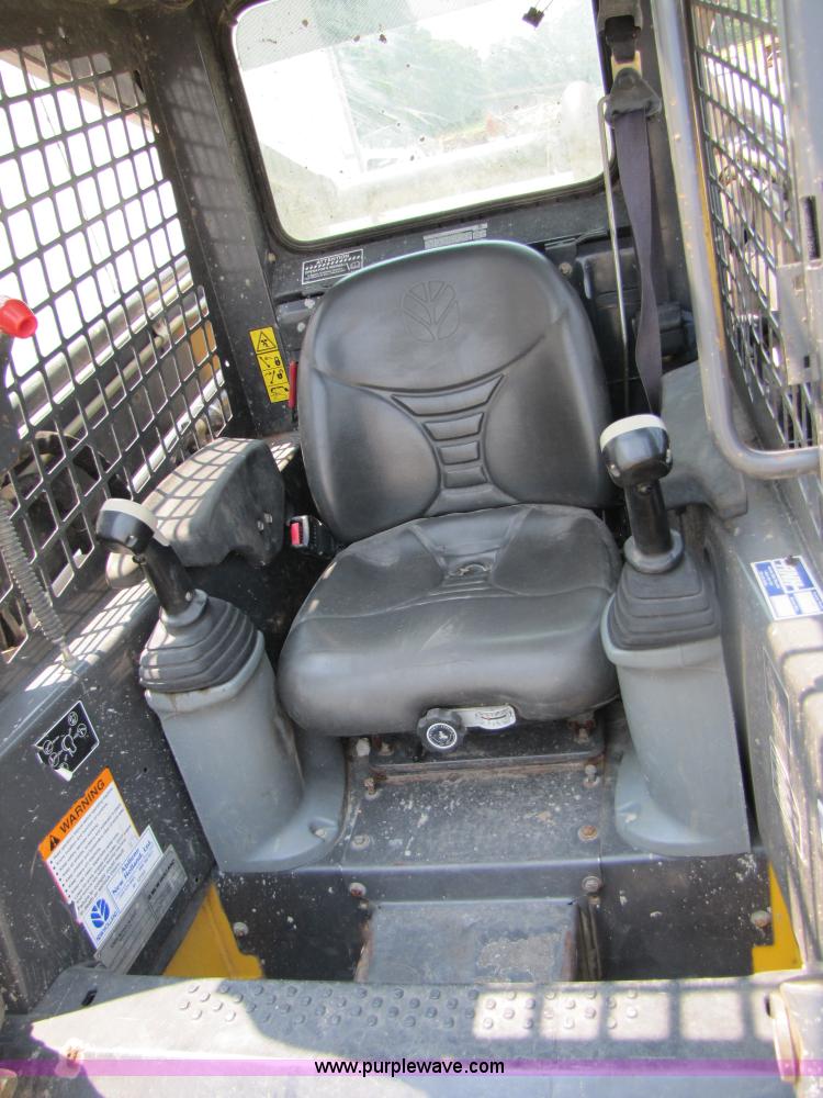 image for item 3453 2007 New Holland C190 skid steer