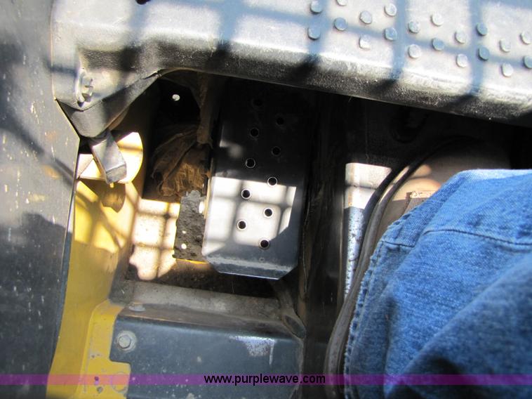 image for item 3453 2007 New Holland C190 skid steer