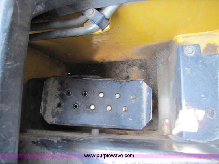 image for item 3453 2007 New Holland C190 skid steer