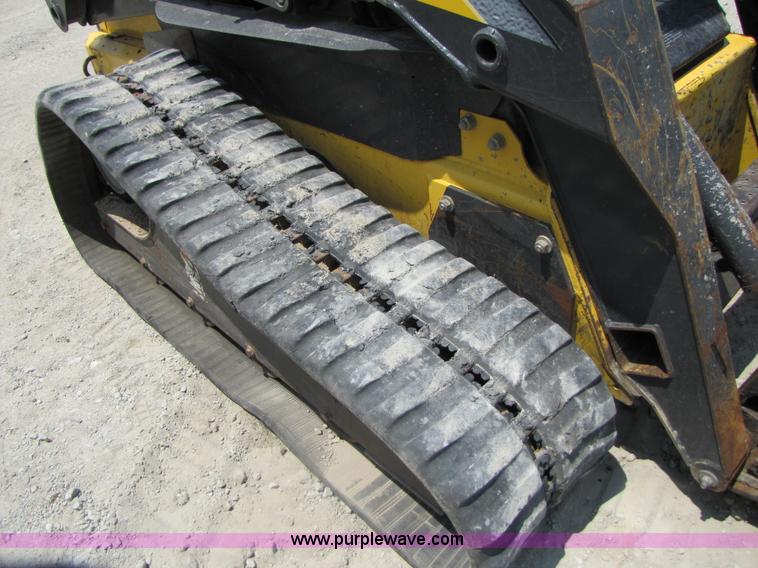 image for item 3453 2007 New Holland C190 skid steer