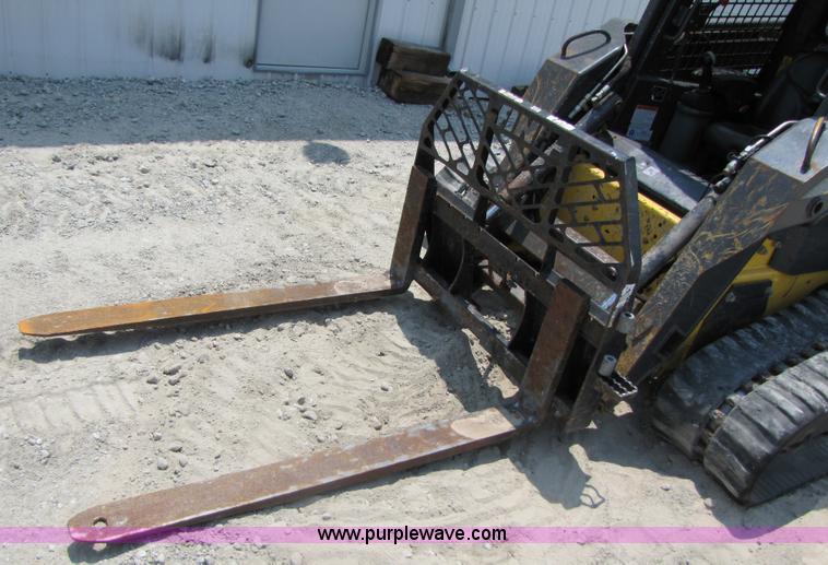 image for item 3453 2007 New Holland C190 skid steer