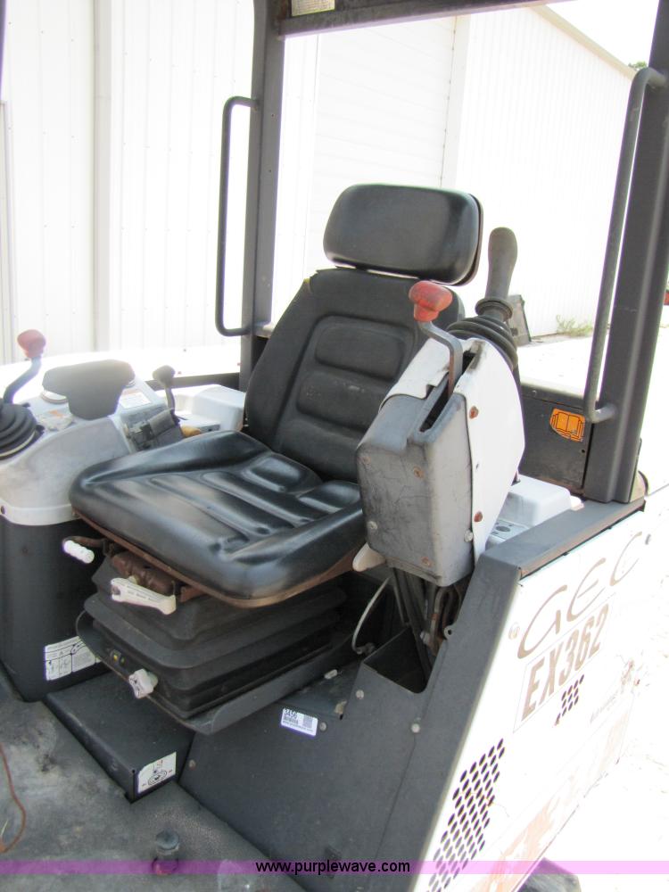 image for item 3456 2000 Bobcat 331 compact excavator