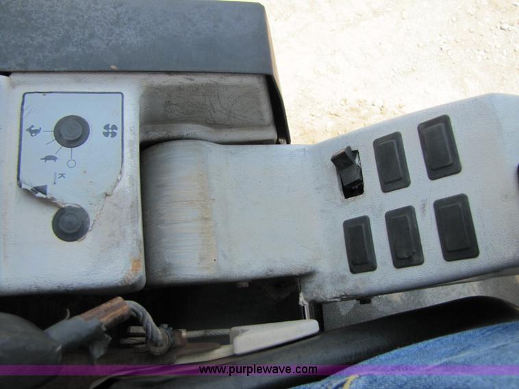 image for item 3456 2000 Bobcat 331 compact excavator