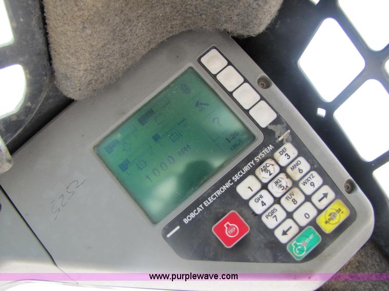 image for item 3457 2002 Bobcat 863 skid steer