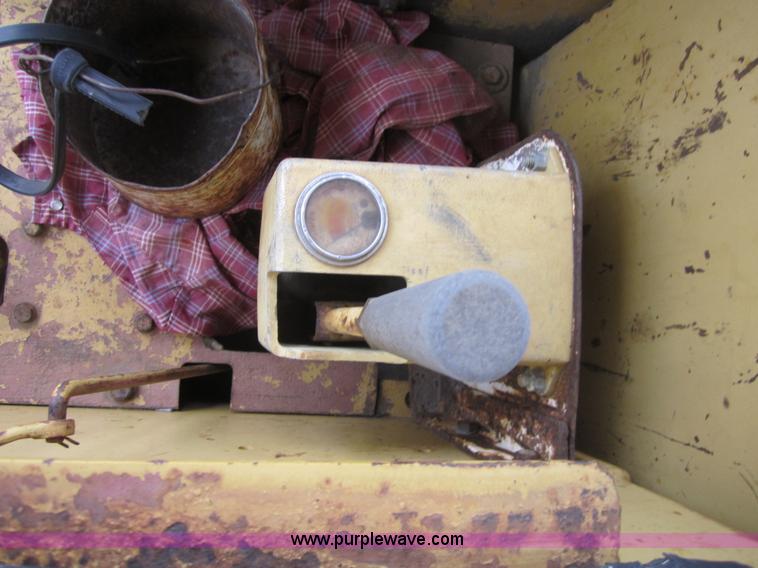 image for item 3712 1975 Caterpillar D7F dozer