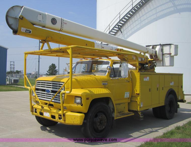 image for item 3761 1985 Ford F700 bucket truck