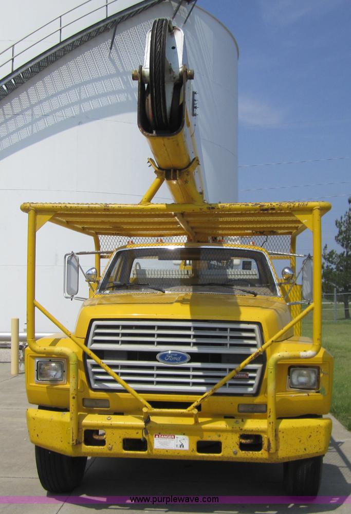image for item 3761 1985 Ford F700 bucket truck