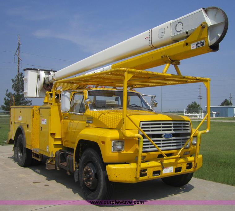 image for item 3761 1985 Ford F700 bucket truck
