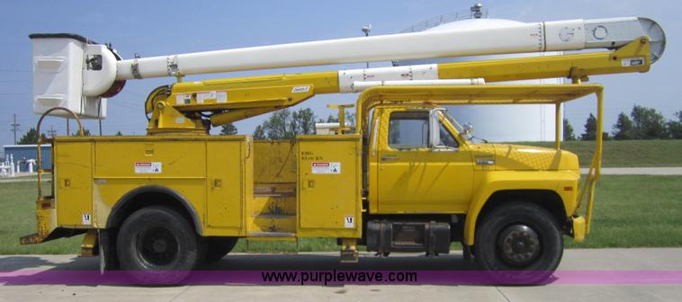 image for item 3761 1985 Ford F700 bucket truck