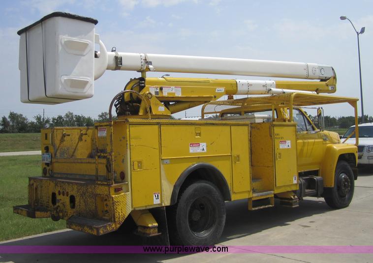 image for item 3761 1985 Ford F700 bucket truck