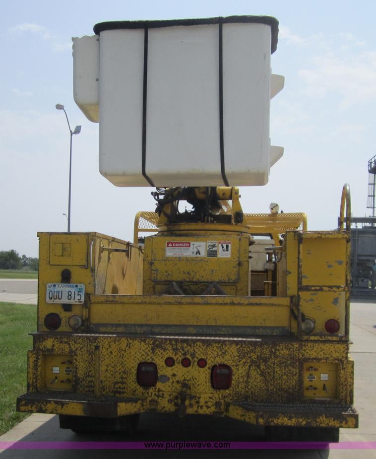 image for item 3761 1985 Ford F700 bucket truck