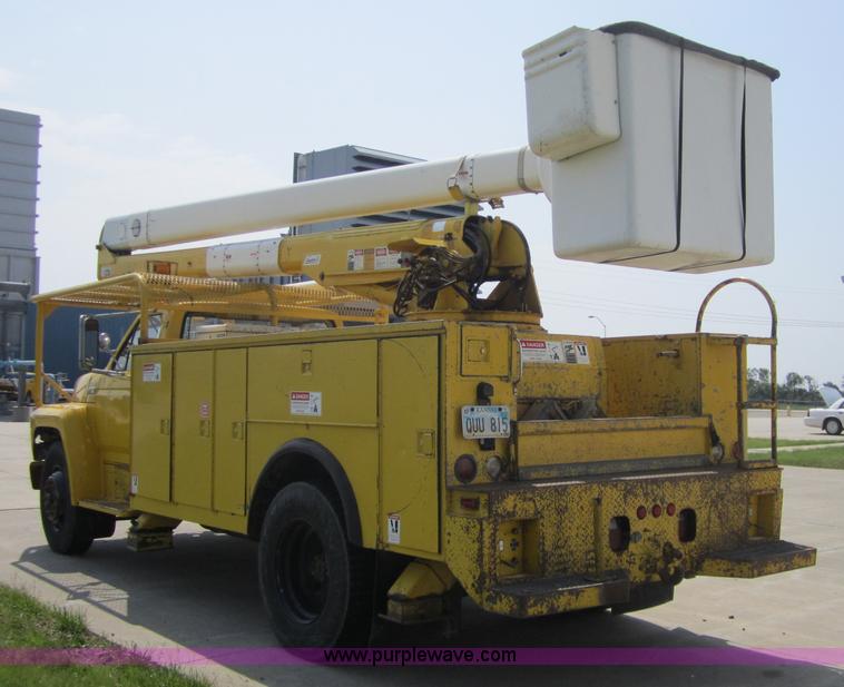 image for item 3761 1985 Ford F700 bucket truck